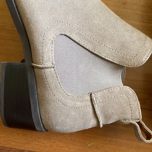 Steve Madden Tan Taupe Suede Pull-on Minimalist Chelsea Flat Booties Size 8.5 - Picture 10 of 11